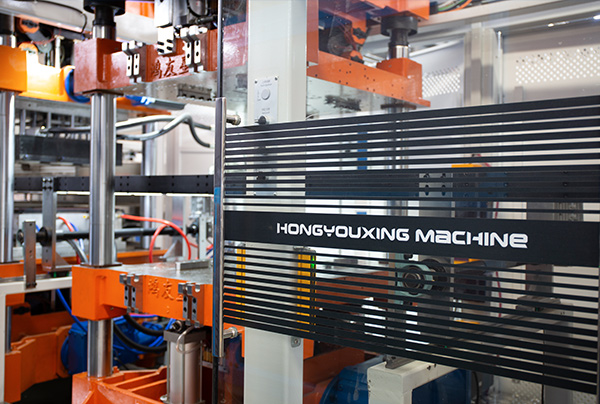 Meaisín teirmeaformála/meaisín cupán plaisteach